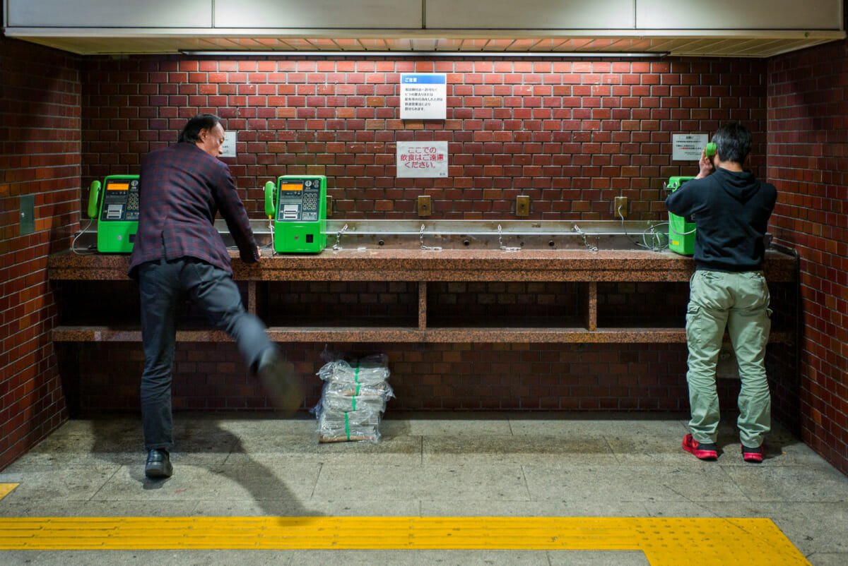 Tokyo payphone colours