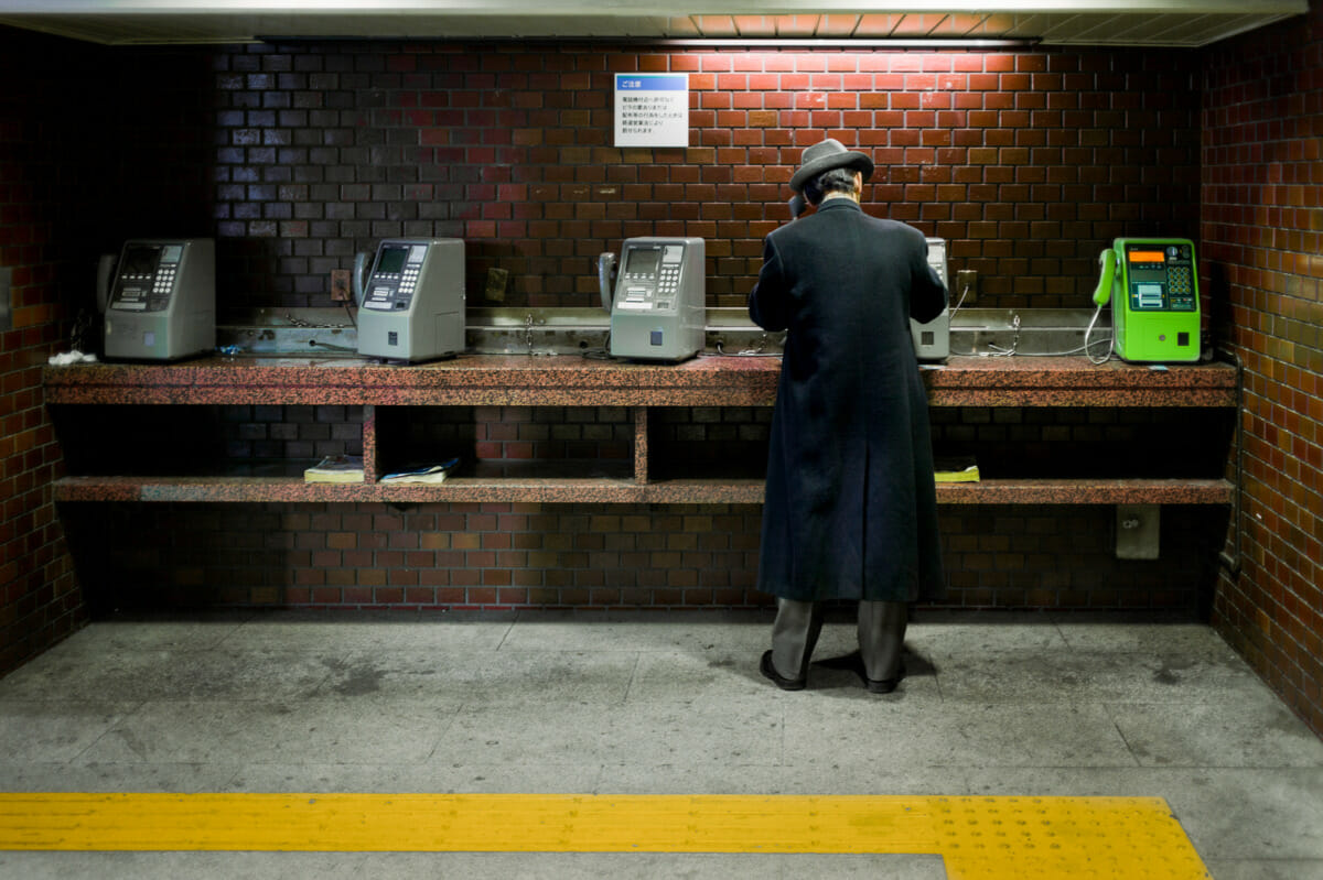 Tokyo payphone colours