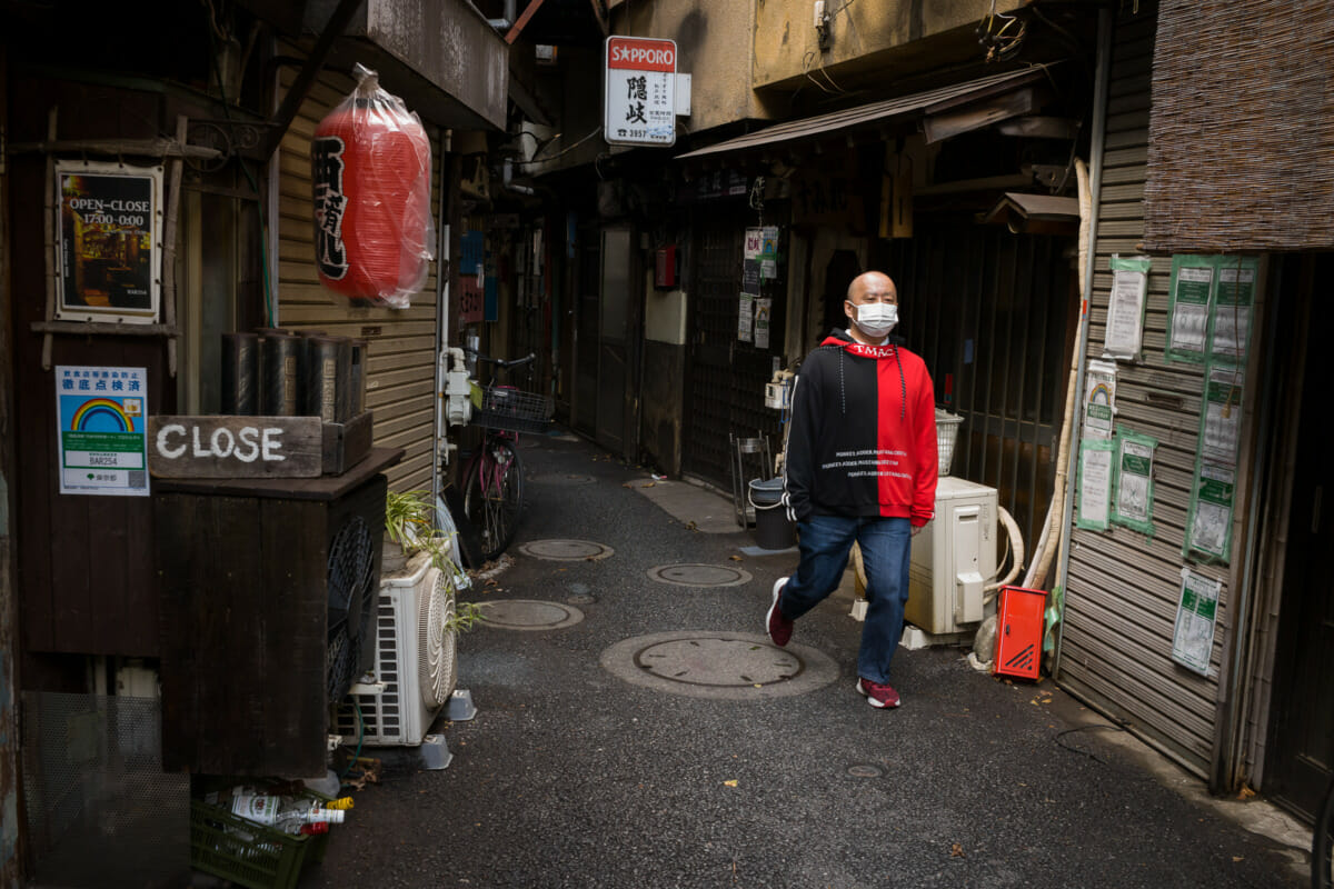 Tokyo black and red back and forth