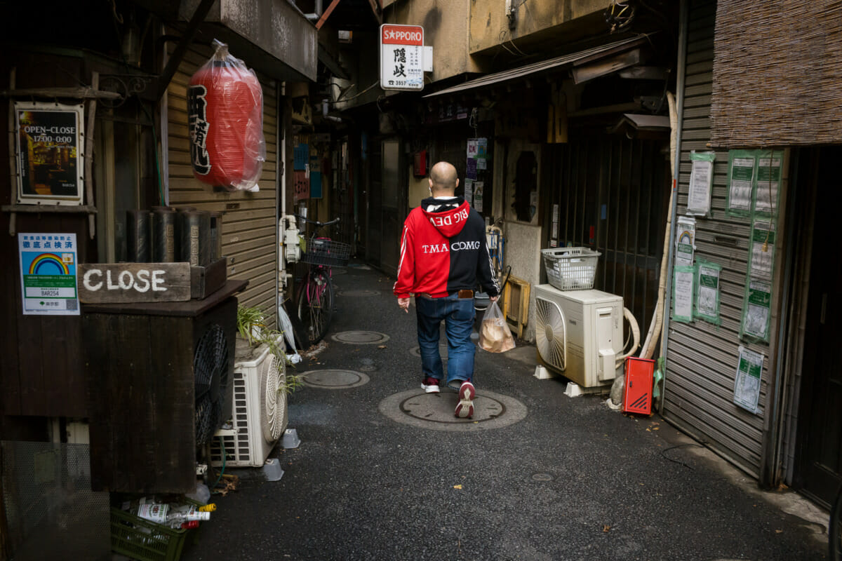 Tokyo black and red back and forth