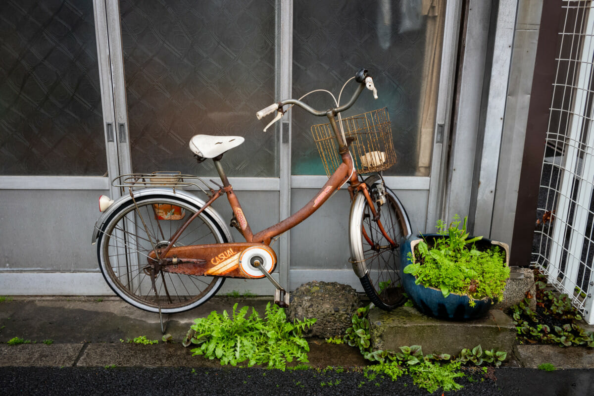 Tokyo urban colours in the rain