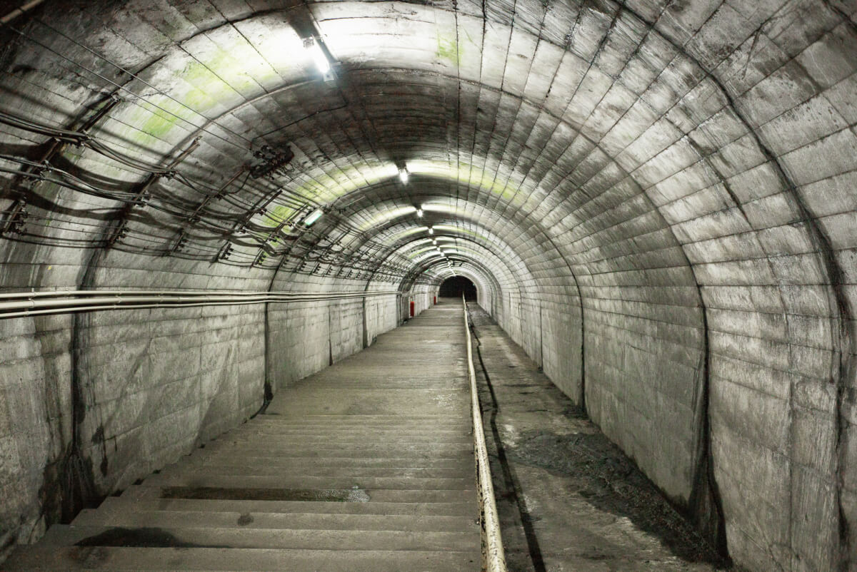 Tsutsuishi a Japanese dystopian train station