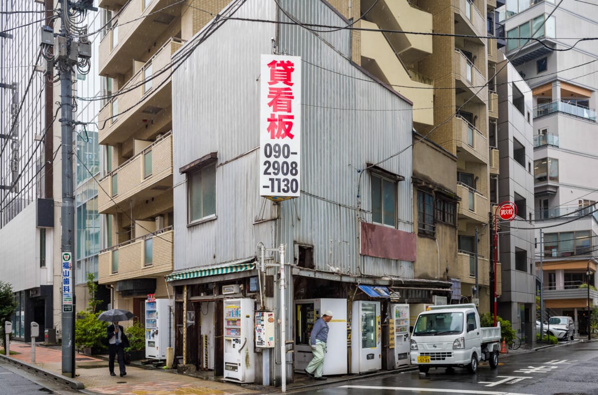 The varied sights of a rainy Tokyo walk